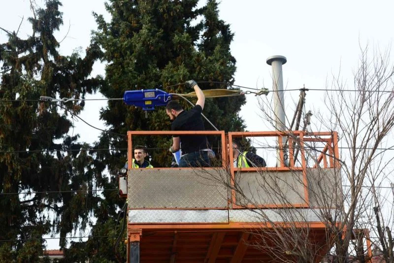 Otomobilin çarptığı aydınlatma direği tramvay enerji hattının üzerine devrildi

