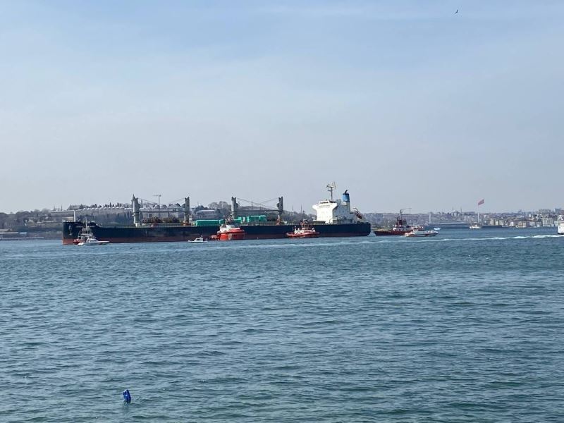 Haydarpaşa Limanı açıklarında karaya oturan gemiyi kurtarma çalışmaları tekrar başladı
