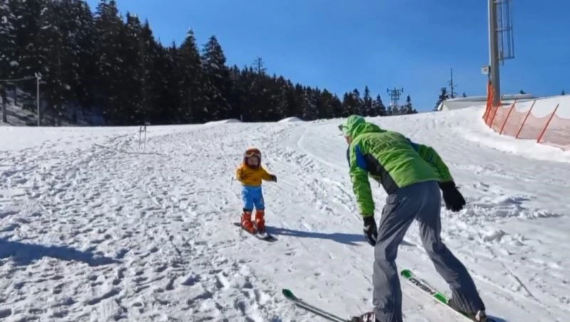 Artvinli 14 aylık bebeğin kayak keyfi görenleri şaşkına çeviriyor

