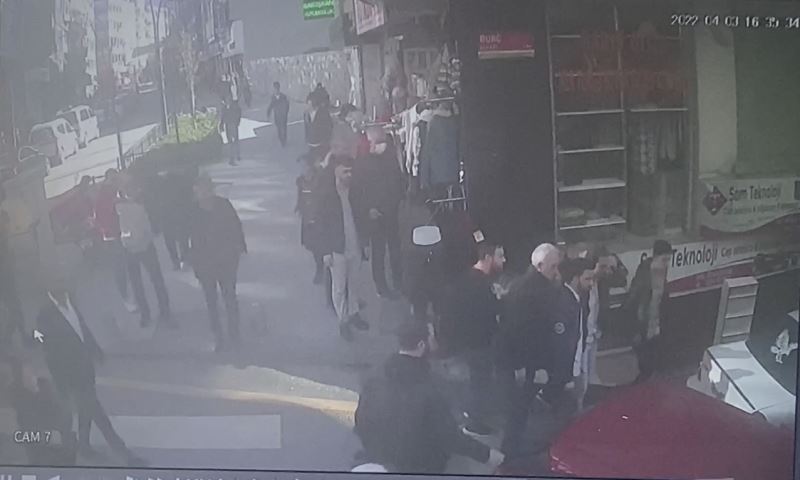 İstanbul’da dehşet anları kamerada: Fren yerine gaza basınca iki gence çarptı
