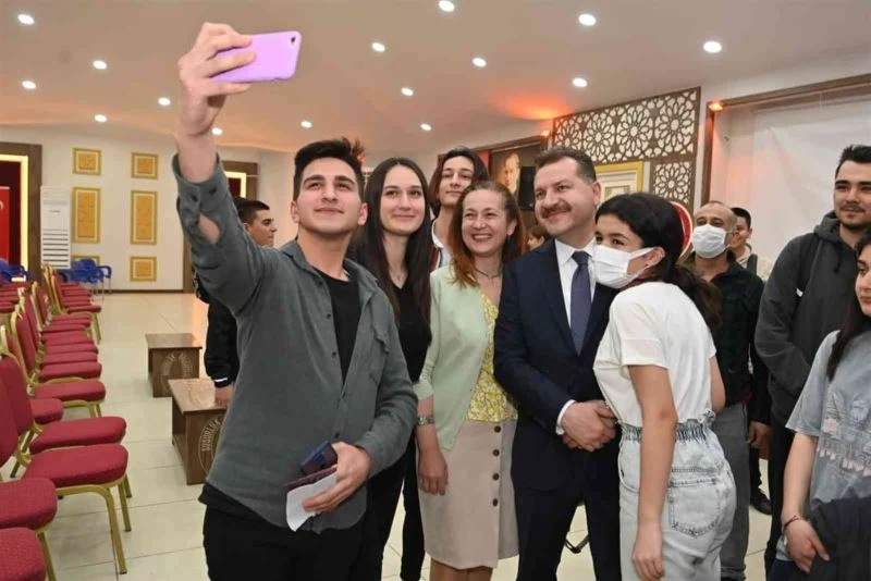 Başkan Yılmaz: “Z kuşağı değil Zafer kuşağı”
