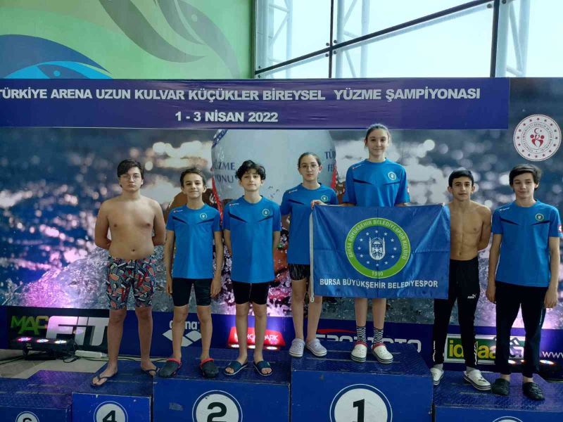 Bursalı yüzücüler Trabzon’dan madalya ile döndü
