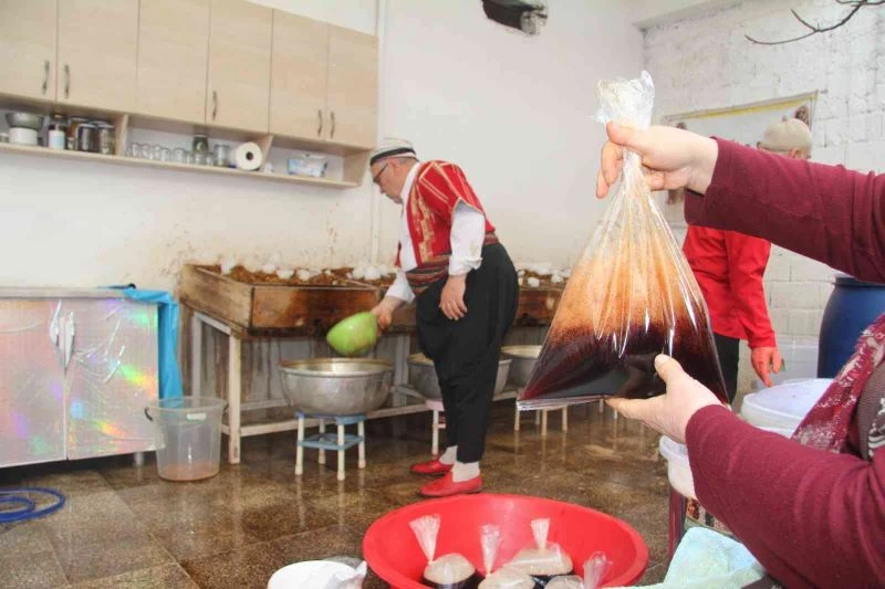 Ramazanın vazgeçilmez içeceği meyan şerbeti mesaisi başladı
