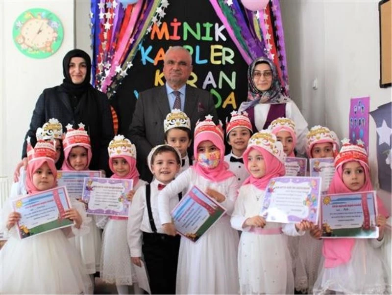 Minik öğrenciler Kur’an-ı Kerim’e geçmenin mutluluğunu yaşadı
