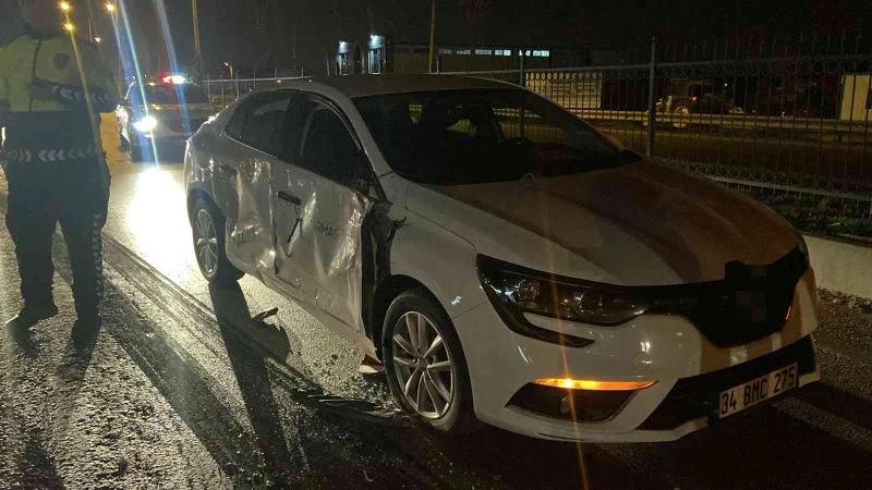 TIR, otomobilleri biçti: 3 yaralı
