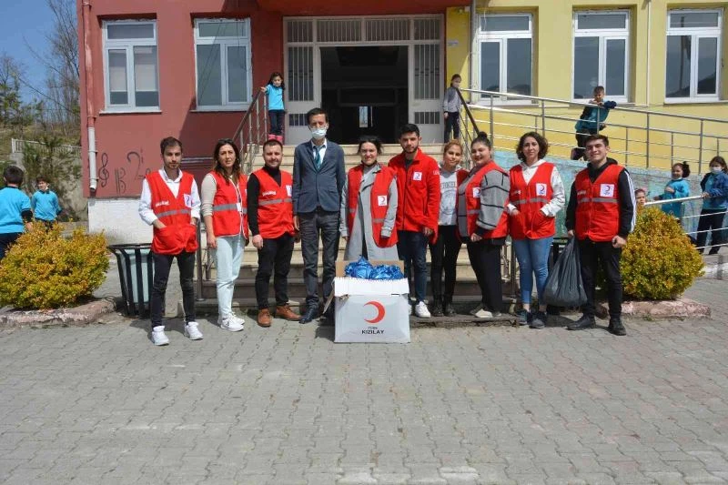 Kızılay’dan 3 okuldaki 40 öğrenciye ‘İyilik Köprüsü’
