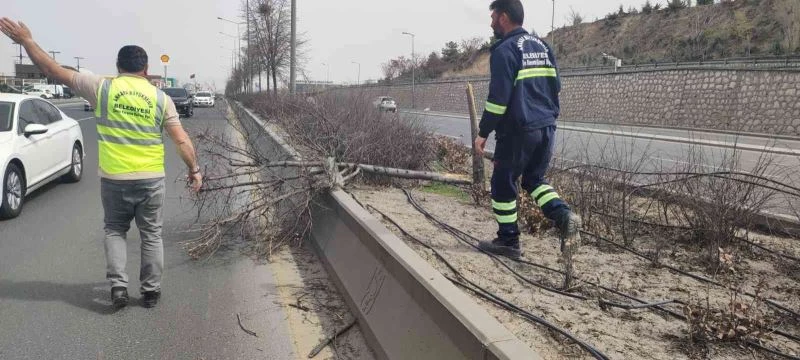 Belediye, fırtınalı Başkent gününde de teyakkuzdaydı
