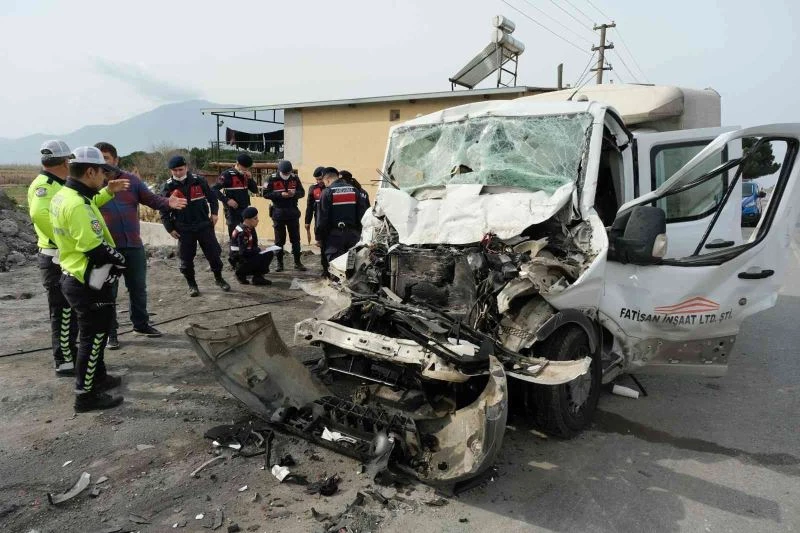 Park halindeki kamyona çarpan kamyonetteki 11 kişi yaralandı
