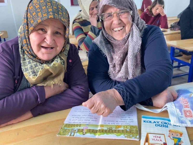 Hassa’da veliler çocuk ve torunları ile aynı sıralarda kitap okuyor
