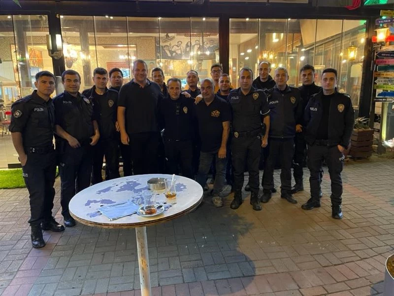 Polis devriye ekipleri iftarda iş adamının misafiri oldu
