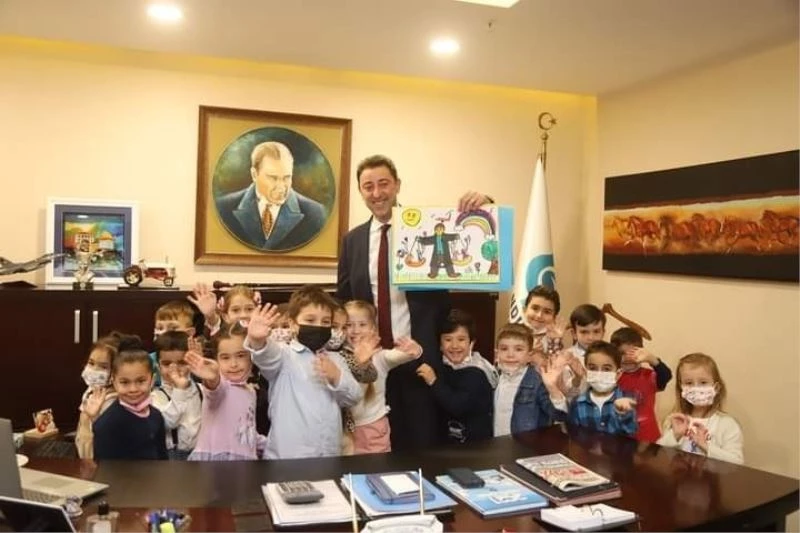 Avukatlar Günü’nde avukat belediye başkanına anlamlı sürpriz
