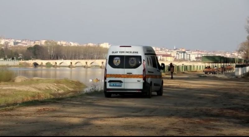 Edirne’de kendisini bıçaklayan şahsı polis tampon yaparak kurtardı
