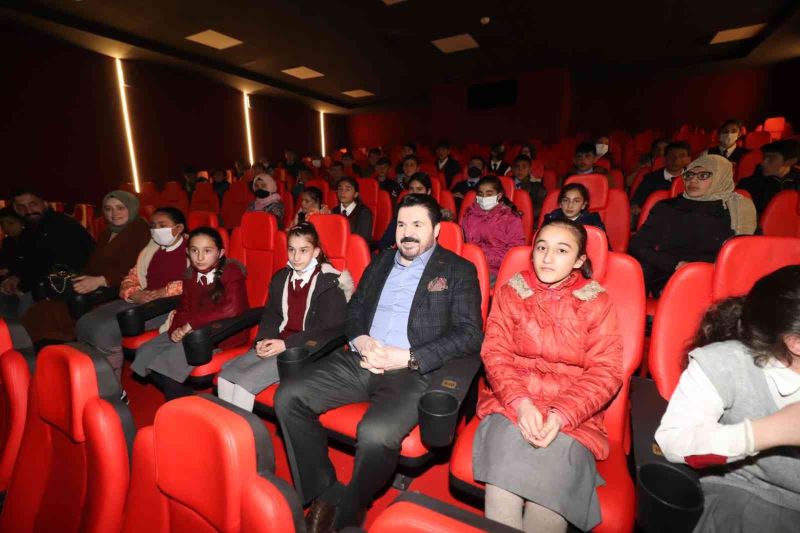 Dünya Ağrılılar Gününde köy çocukları sinema ile buluştu
