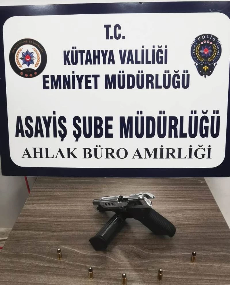 Kütahya’da ruhsatı olmayan, sigara içilen ve ruhsatsız tabanca bulunan işyeri kapatıldı
