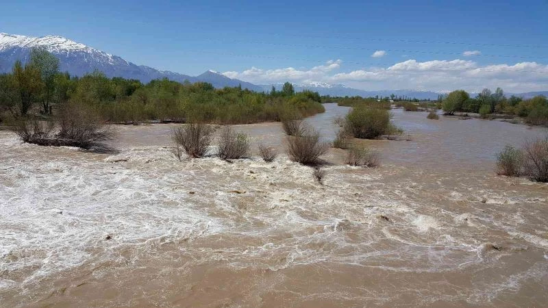 Eriyen kar suları nehirlerin debisini yükseltti
