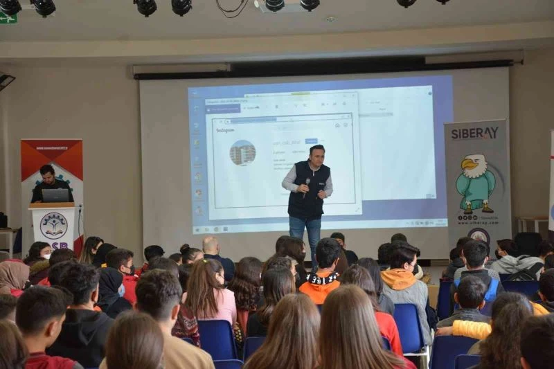 Van polisi “SİBERAY” programı çerçevesinde öğrencilere yönelik çalışmalarını sürdürüyor
