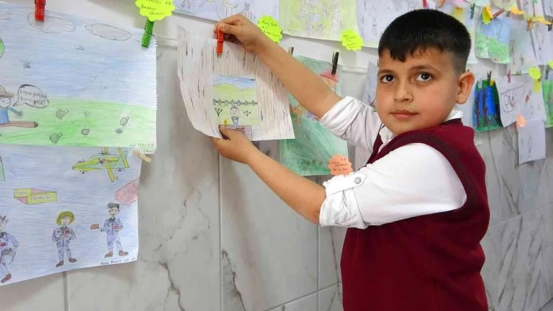 Öğrenciler okudukları kitapların resmini çizdi
