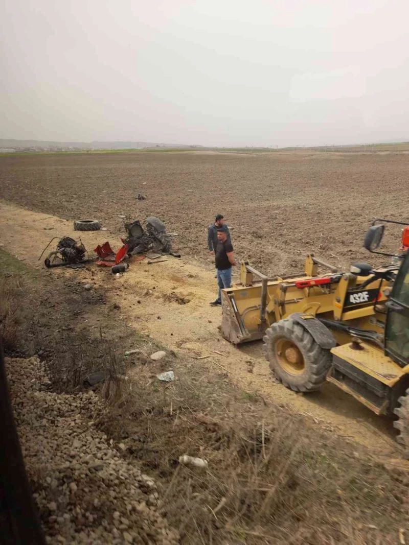 Bir anlık dalgınlıkla tren raylarına giren traktör sürücüsü canından oluyordu
