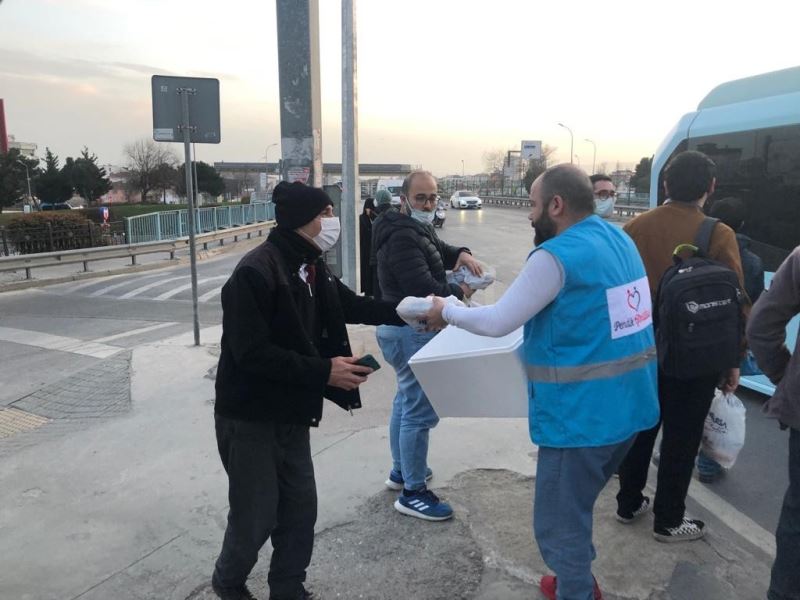 Pendik Belediyesi, iftara yetişemeyenlere iftariyelik dağıtıyor
