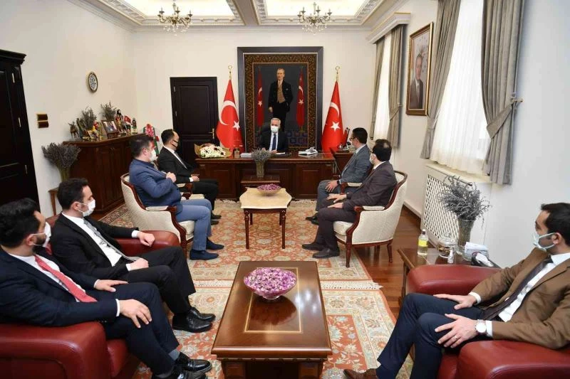 Vali Seymenoğlu Isparta Barosu Yönetim Kurulu üyeleriyle bir araya geldi
