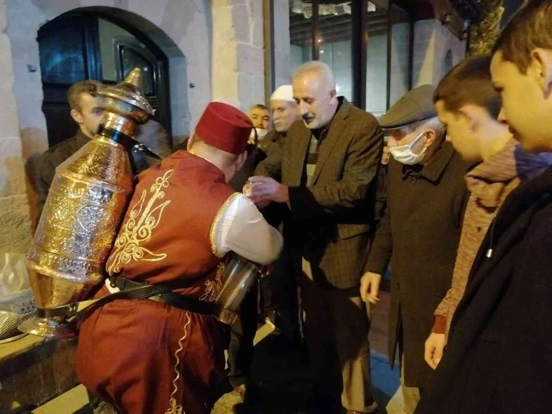 Bayburt Belediyesinden Osmanlı şerbeti ikramı
