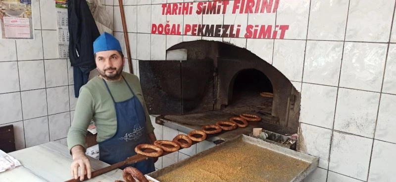 Simit ustaları, 110 yıllık tarihi simit fırınında sıcağa rağmen orucunu aksatmıyor
