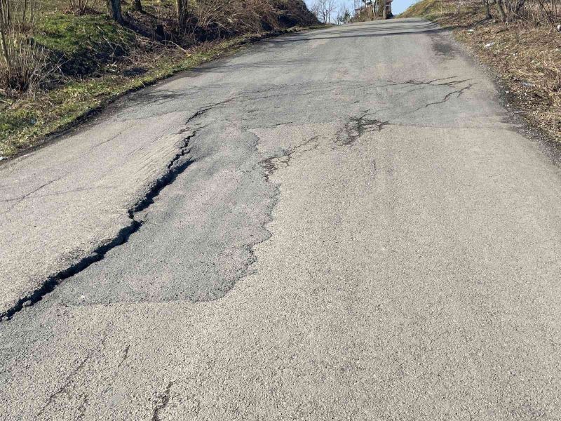 Çöken yol sürücülerin tepkisine yol açıyor
