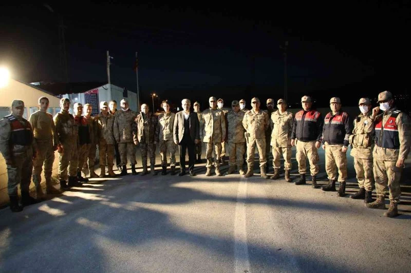 Vali, güvenlik güçleriyle iftar yaptı
