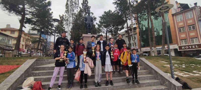 Tosya, atletizmde il birincisi oldu: 30 sporcunun 29’u madalya aldı
