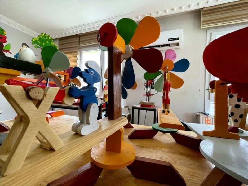 Geleceğin anaokulu öğretmenleri, ahşap atölyesinde eğitici oyuncak yapıyor