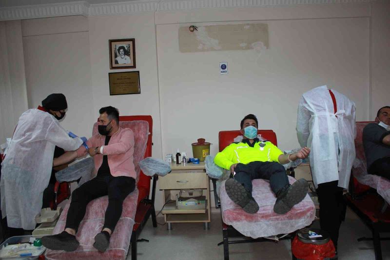 Marmaris’te polisler önce oruçlarını açtı, sonra kan bağışladı
