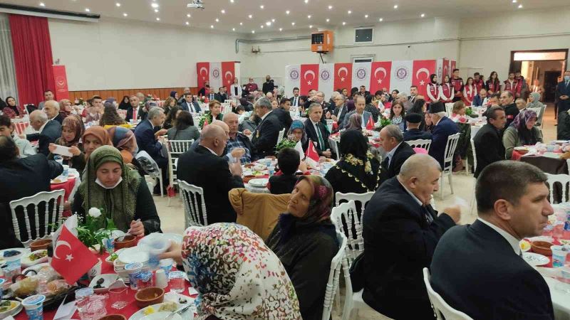 Burdurlu şehit ve gazi yakınları valilik tarafından verilen iftarda buluştu
