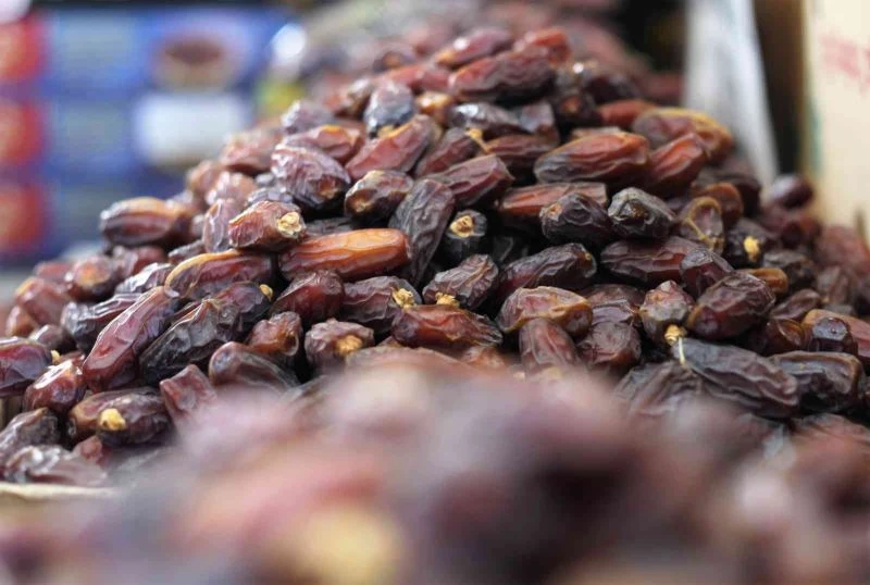 İftar sofralarının vazgeçilmezi hurma ilgi görüyor
