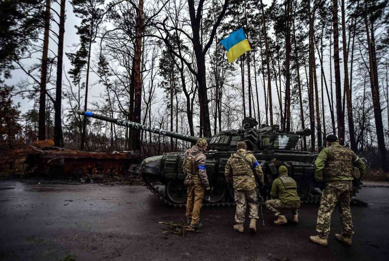 Rusların bıraktığı tanklar Kiev’e getiriliyor
