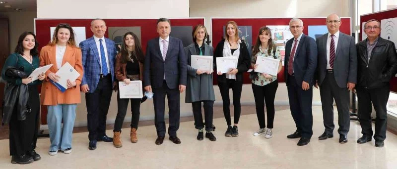 “Hayata Bağlı Ol” ödüllü afiş tasarımı yarışması sergisi ESOGÜ’de açıldı
