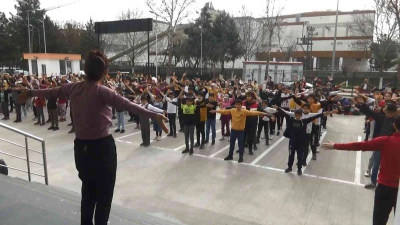Diyarbakır’da öğrenciler derslere spor yaparak başlıyor
