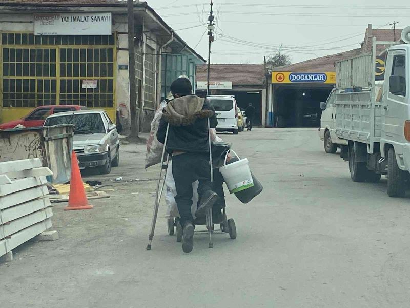 Eskişehir’de 15 yaşındaki çocuk tek ayağıyla sokak sokak geri dönüşüm topluyor
