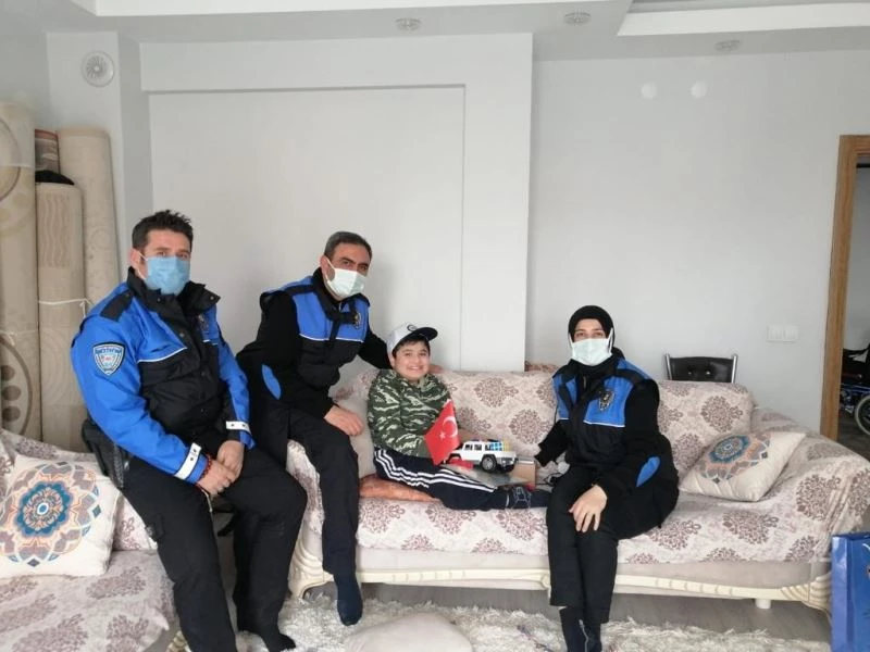 Polisleri çok seven vatandaşa sürpriz yaptılar