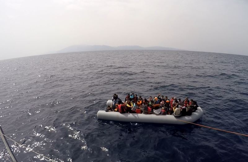 İzmir açıklarında 59 göçmen kurtarılırken, 64 göçmen de yakalandı
