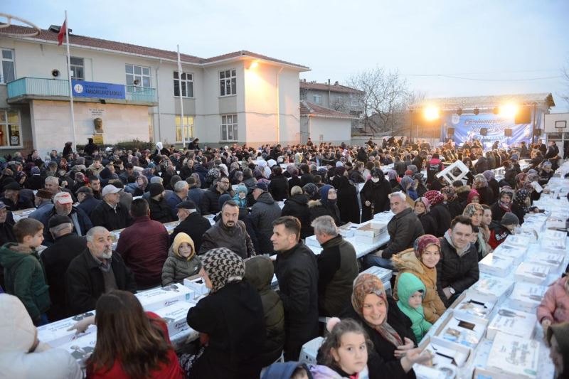 3 bin kişi aynı sofrada iftar açtı

