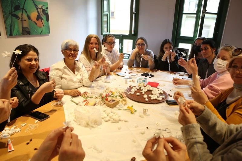 Kozalar bahar çiçeklerine dönüştü
