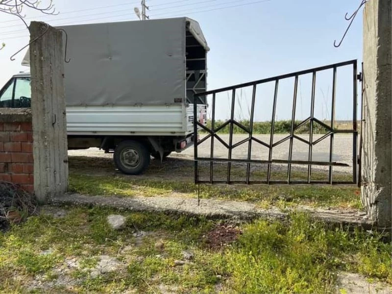 Kumluca’da mezarlığın demir kapısı çalındı
