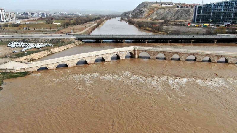 Türkiye’nin en uzun nehri eriyen karlarla coştu
