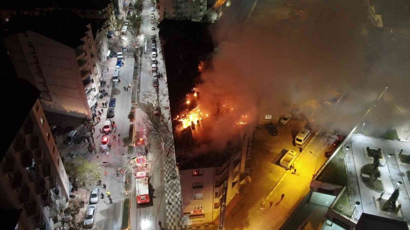 Elazığ’da geceyi gündüze çeviren bina yangını, onlarca insan tahliye edildi
