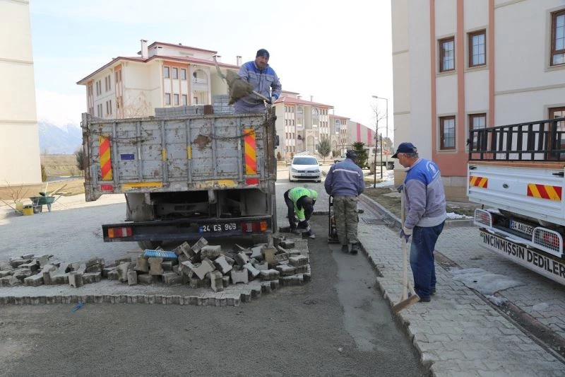 Bozulan ve deforme olan parke taş yollar yenileniyor
