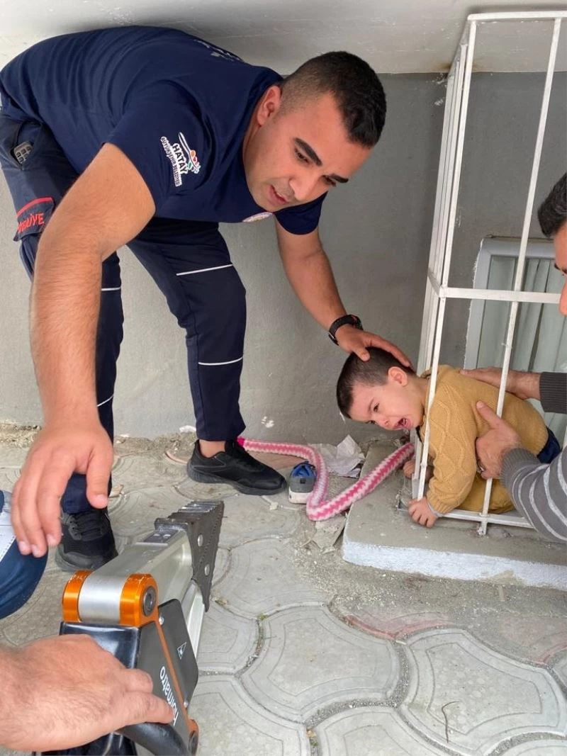 Kafası demir korkuluğa sıkışan çocuğu itfaiye kurtardı
