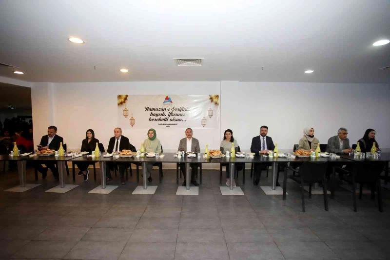 AİÇÜ Rektörü Prof. Dr. Karabulut, öğrencilerle iftarda bir araya geldi
