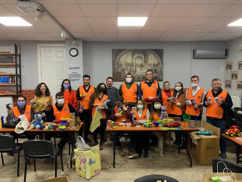 Eski oyuncakları tamir ederek çocukların yüzlerini güldürüyorlar
