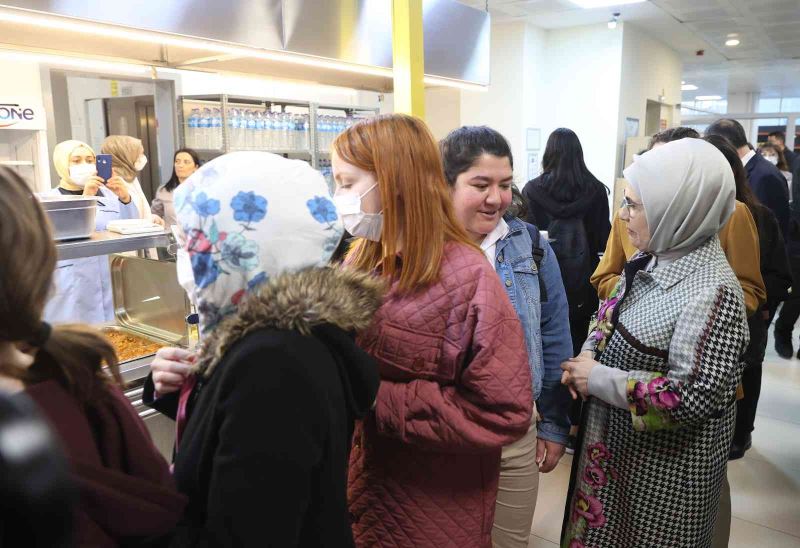 Emine Erdoğan, KYK Yurdu’nda kalan kız öğrencilerle iftar yaptı
