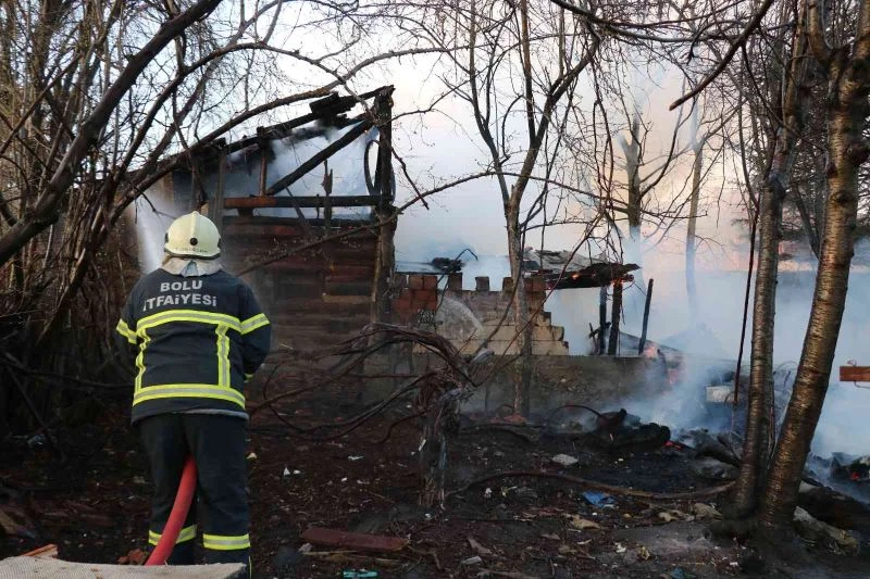 Suriyeli sığınmacıların yaşadığı evin odunluğu alev alev yandı

